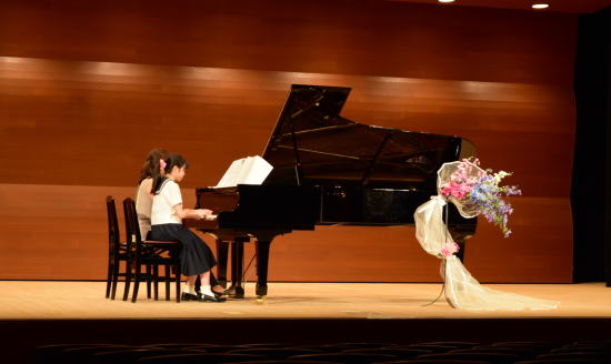 アトリエレモンリーフ　ステージ装花　ピアノコンサートステージ　花　写真2