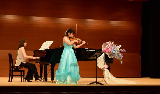 アトリエレモンリーフ　ステージ装花　ピアノコンサートステージ写真
