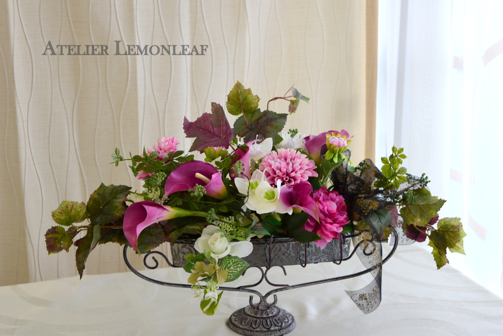 アトリエレモンリーフ　カーラーのテーブル装花　オリエンタル風　ダリアなど　全体図