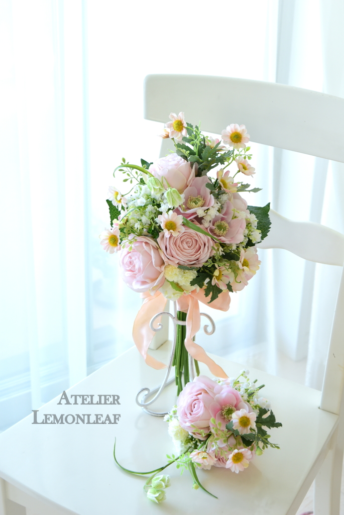 アーティフィシャルフラワの花束とミニブーケ　スタンドに添えて　｜アトリエレモンリーフ　